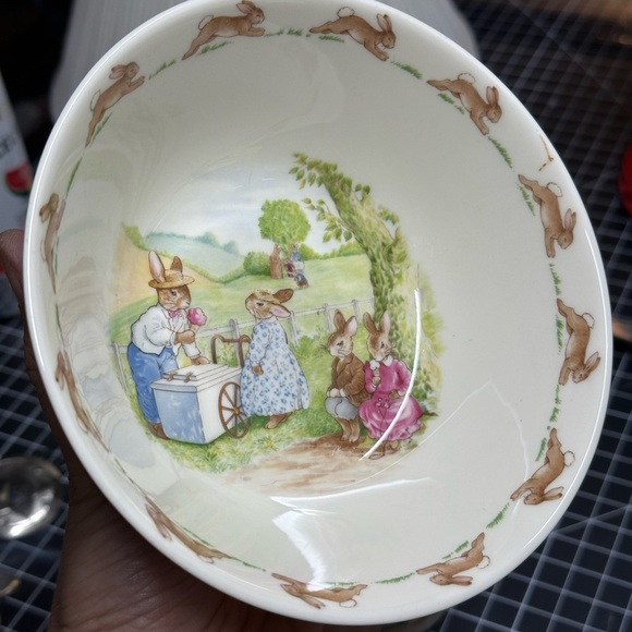 Royal Doulton Cereal Bowl 1988 “Bunnykins” Fine Bone China  Bunny Themed Bowl - Picture 5 of 6